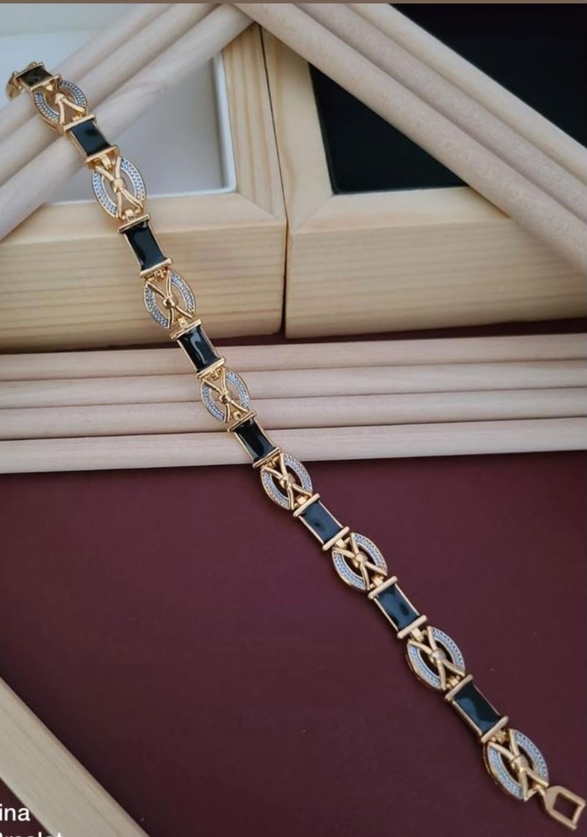 Modern, elegant link bracelet.