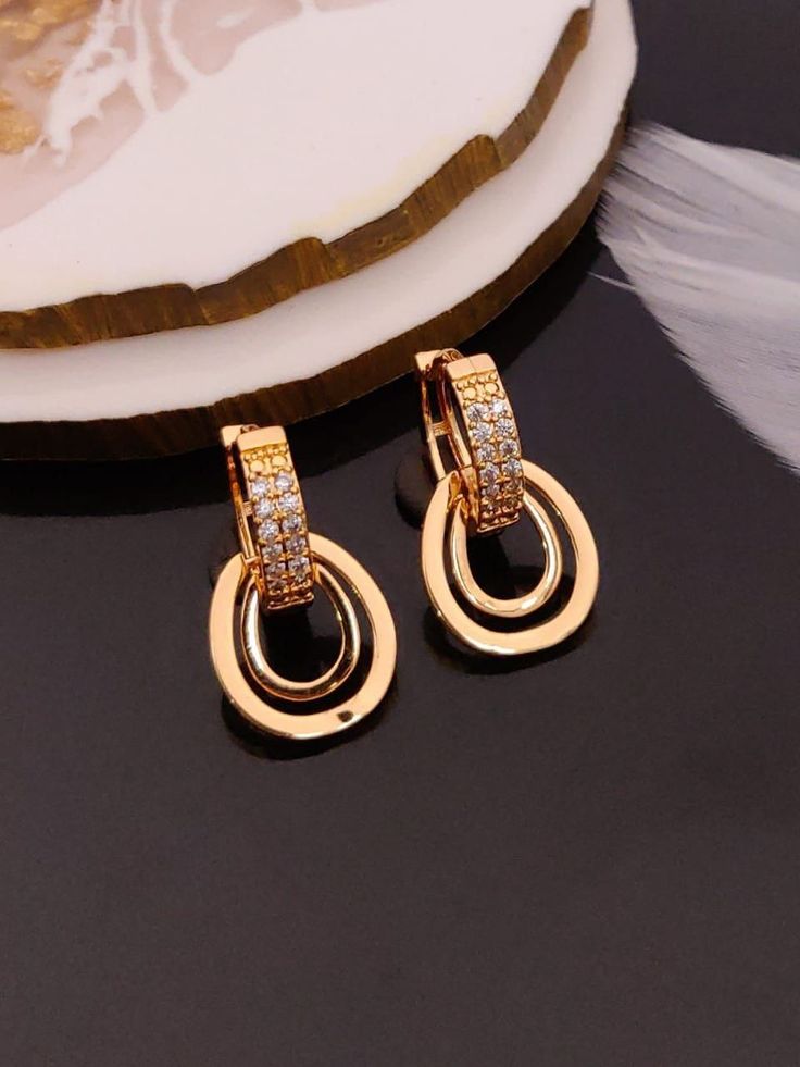 Elegant Interlocking Double-Oval Huggie Earrings
