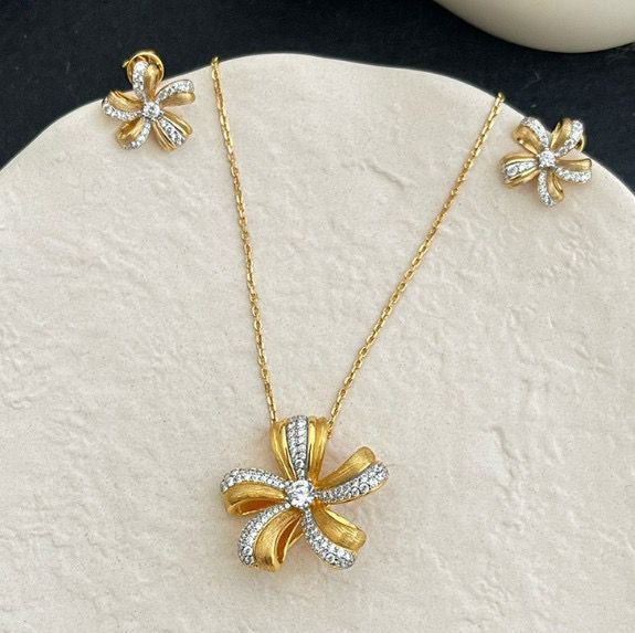 Elegant 2-Piece Floral Jewelry Set (Pendant Necklace & Matching Earrings)