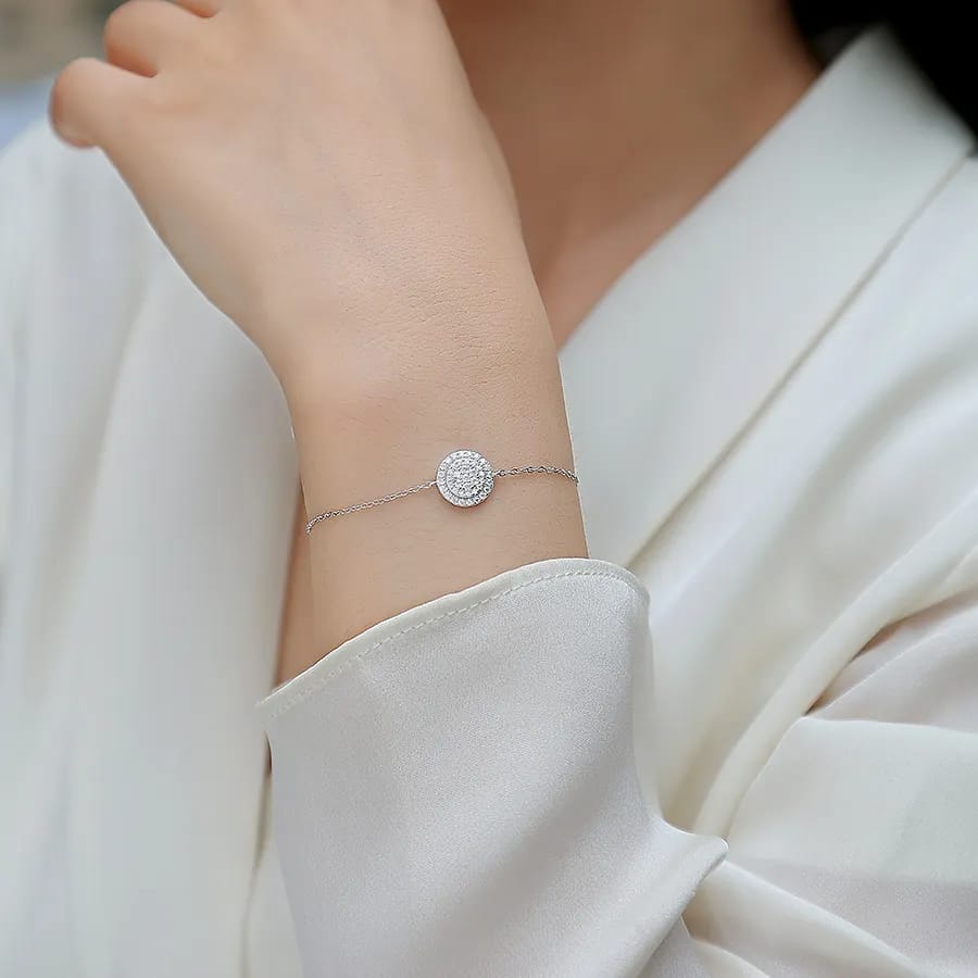 💎 Elegant Halo Diamond Disc Chain Bracelet