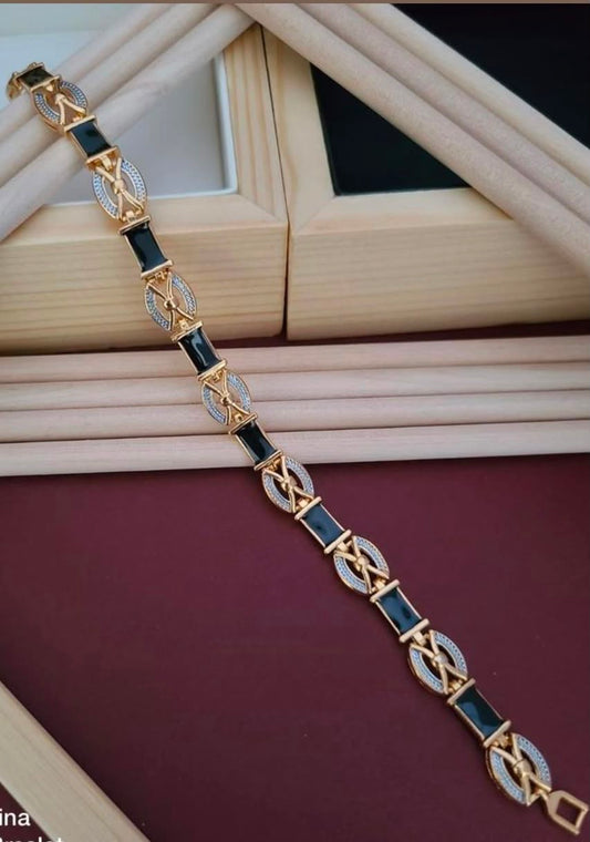 Modern, elegant link bracelet.