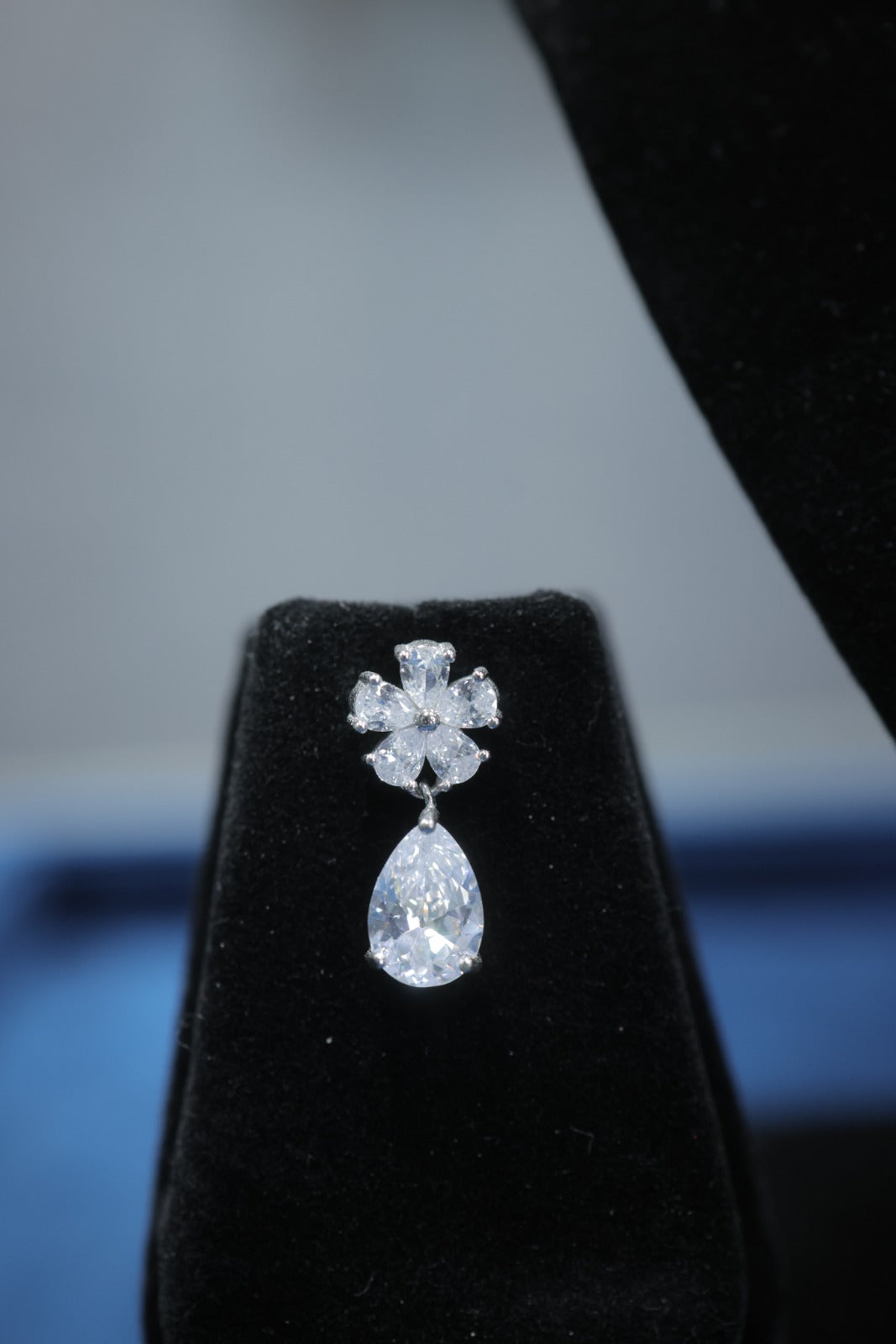 Elegant Diamond Jewelry Set: Necklace & Earrings