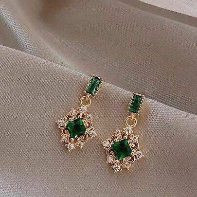 Vintage-Inspired Emerald Green Drop Earrings
