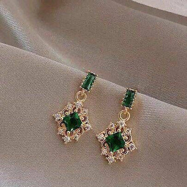 Vintage-Inspired Emerald Green Drop Earrings